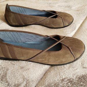 CLARKS WOMEN'S Size 7.5 BROWN 88653 BROWN SUEDE SLIP ON BALLET FLATS SHOES